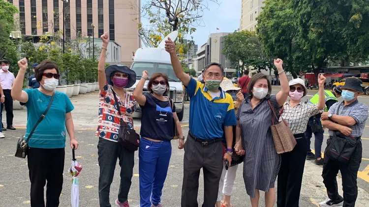 陳致中的支持者在雄檢門口高喊等他回來。吳慧芬攝