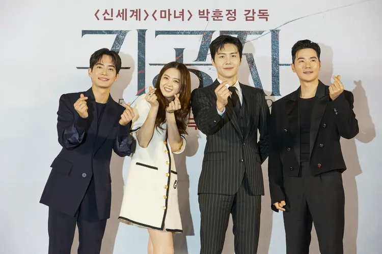 姜泰柱（左起）、高雅羅、金宣虎、金剛于昨齊聚《貴公子》發表會。翻攝NEW