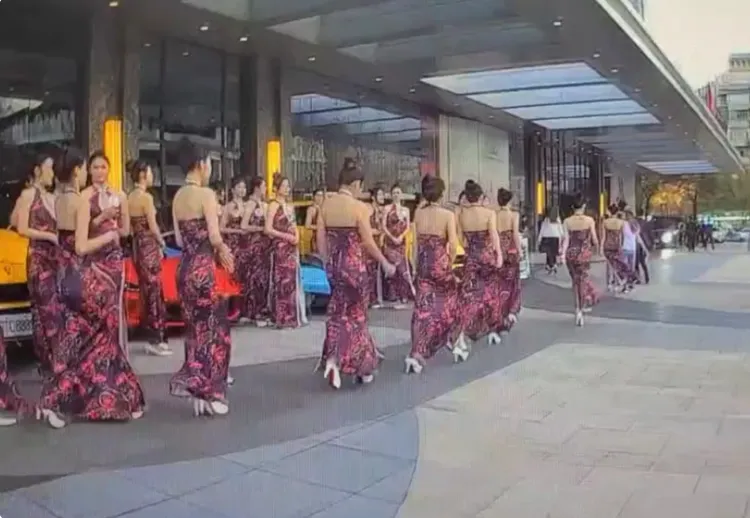 竹聯幫明仁會辦春酒，請來170位辣妹當招待。翻攝畫面