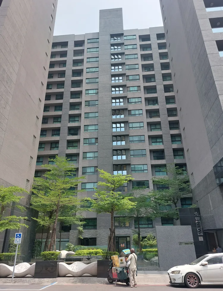 《壹蘋》到現場觀察，該大樓正面都是玻璃帷幕，看不出有住戶養鳥跡象。凃建豐攝