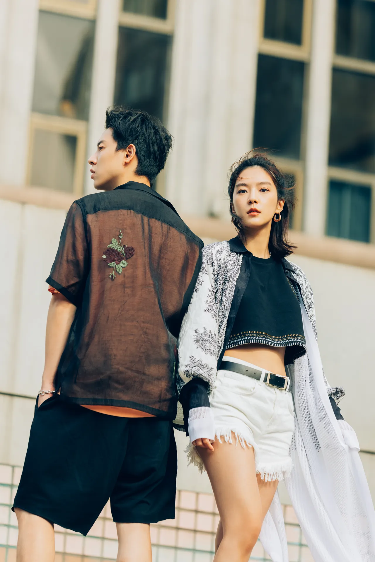 ALLSAINTS透過夏季系列中男女裝單品，混搭出可恣意穿梭山林與都市間的多層次造型。品牌提供