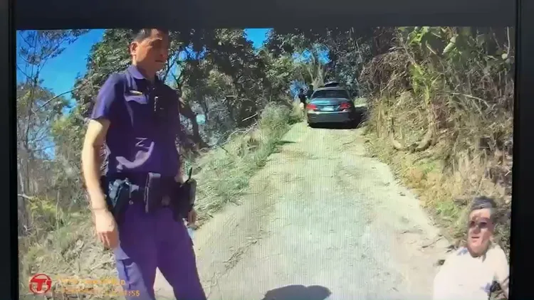 民眾迷路車輛受困，燕巢警方到場救援。翻攝畫面