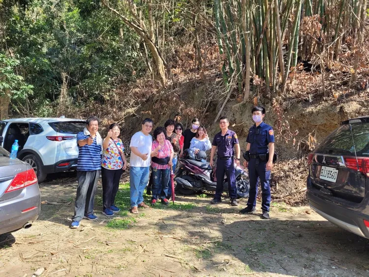 民眾車輛脫困，感謝燕巢警方神救援。翻攝畫面