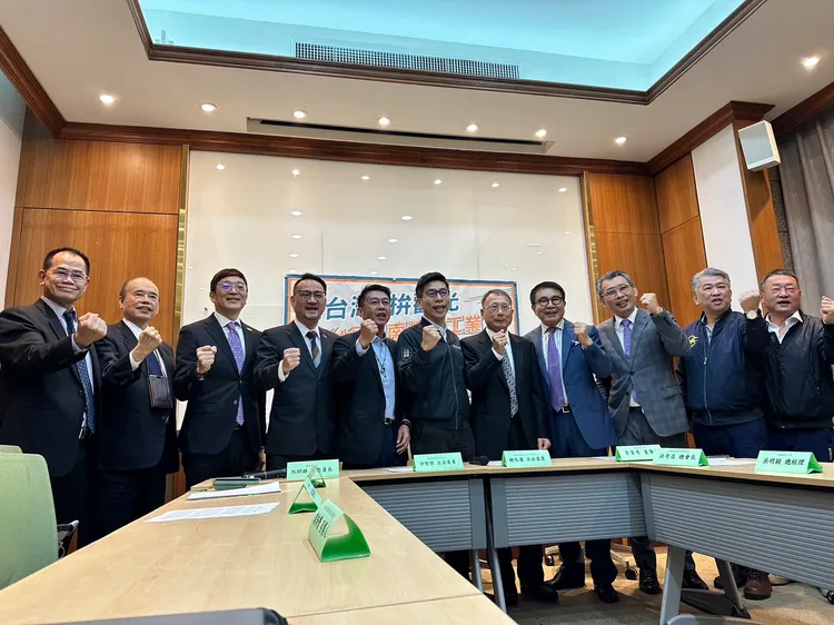 民進黨立委鍾佳濱、許智傑感謝越南台商帶隊員工回台觀光。潘袁詩羽攝