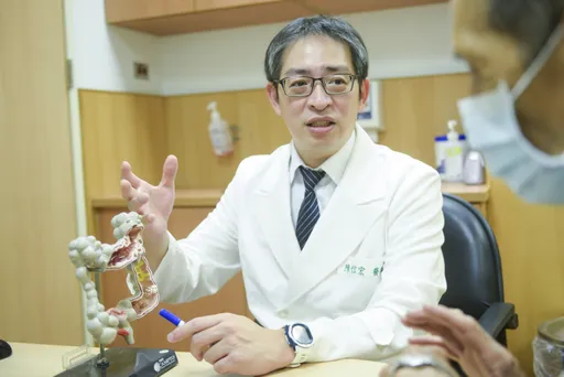 他反覆腹痛逾1年誤當腸胃炎 竟是巨大潰瘍囊腫作祟