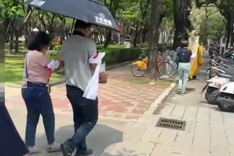 家屬前往事故現場招魂，場面哀戚。讀者提供