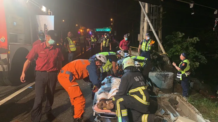 砂石車駕駛因傷勢嚴重，被救出時已經沒有生命跡象。讀者提供