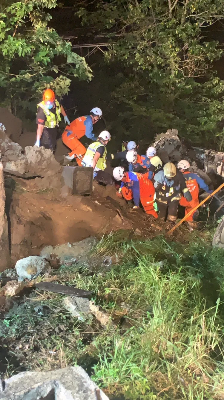 消防人員在斜坡中執行搶救，過程驚險萬分。讀者提供