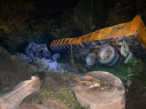 國3砂石車翻落邊坡 車頭擠壓變形!駕駛慘死