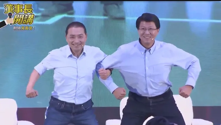 侯友宜與謝龍介今晚在高雄同台。翻攝YouTube董事長開講