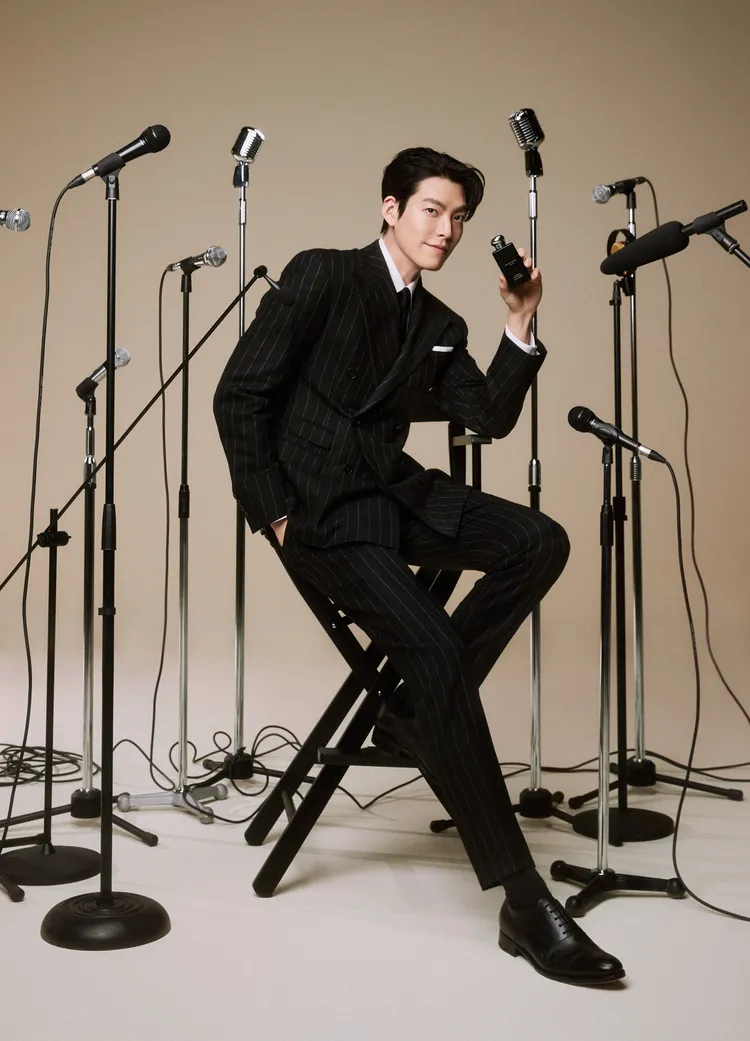 金宇彬以西裝搭配頂級芳醇系列中的絲柏與葡萄藤芳醇香水，展現沉穩、幹練的氣質，100ml／7800元。品牌提供