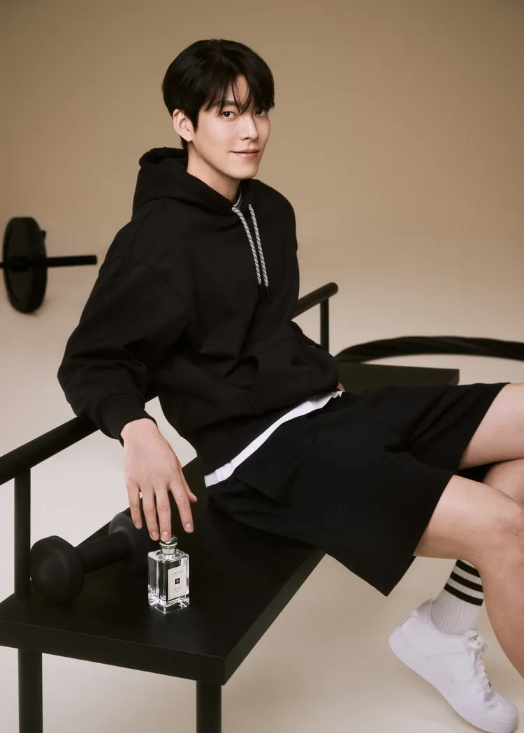 金宇彬穿搭運動服造型時，選搭了鼠尾草與海鹽香水，適合陪伴新鮮人帶著簡單與純粹，迎向現實社會的挑戰。品牌提供