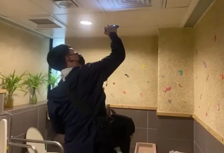 警方仔細搜查各角落，擔心歹徒引爆炸彈。翻攝畫面