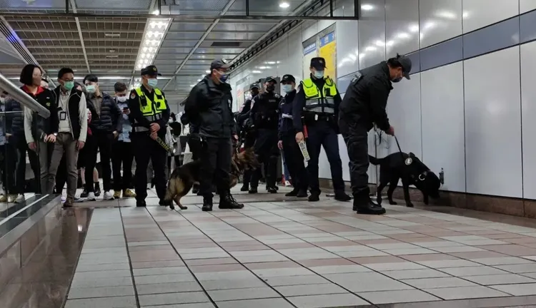警方大規模搜索捷運站。翻攝畫面