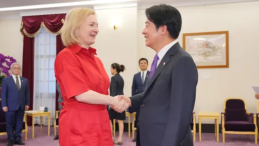 英前首相秀我国旗「竭尽所能挺台湾」　特拉斯：你们的未来就是我们的未来