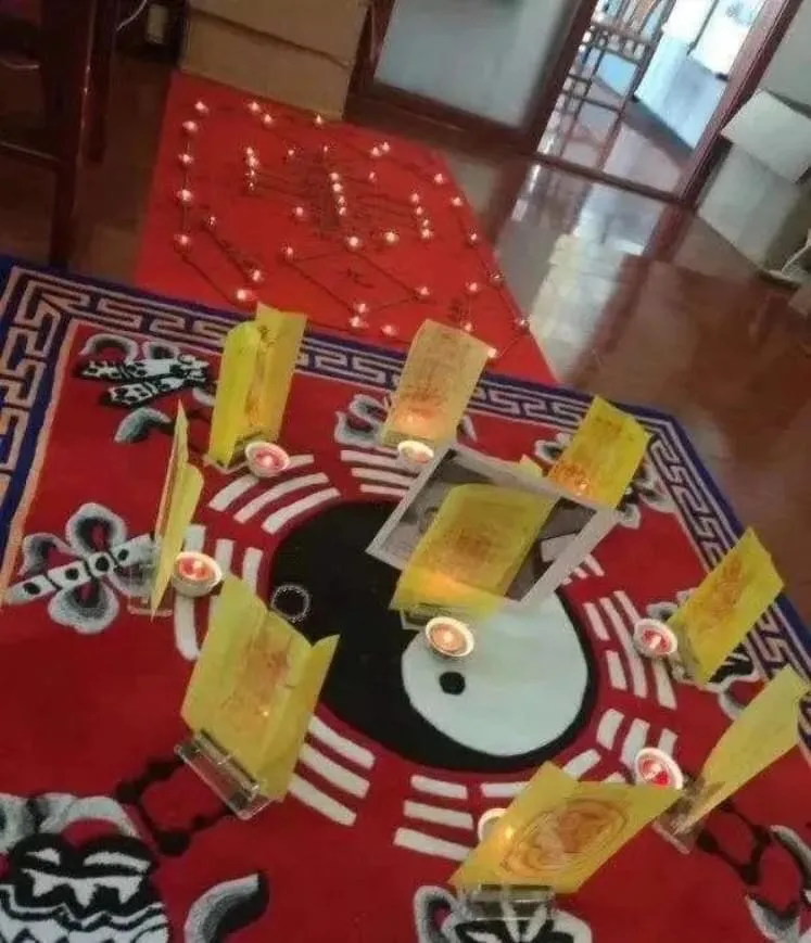 臉書《姻緣神》粉絲專頁裡的照片全是網路截圖。翻攝畫面