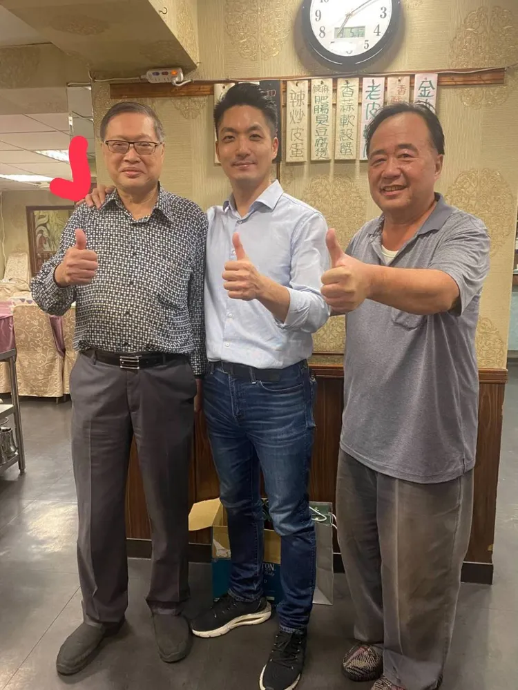 民進黨台北市議員顏若芳今天貼出一張照片，指台北市長蔣萬安曾與陳正修合照。翻攝畫面
