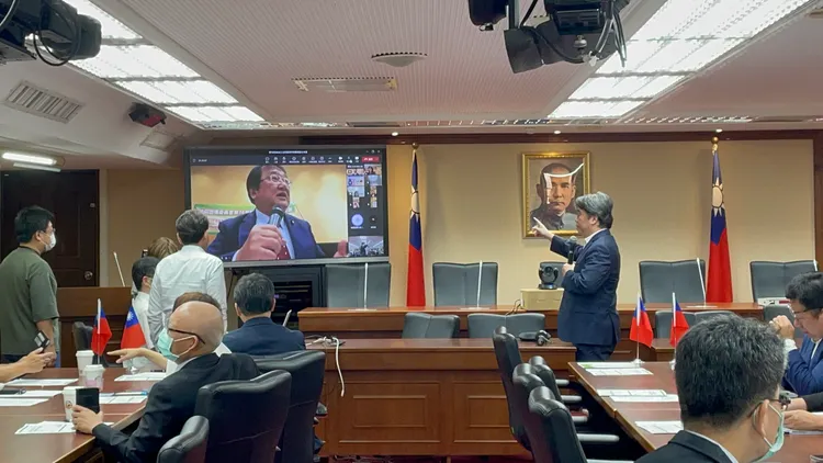 立院與日內瓦連線一度因為技術問題發生困難。林志怡攝