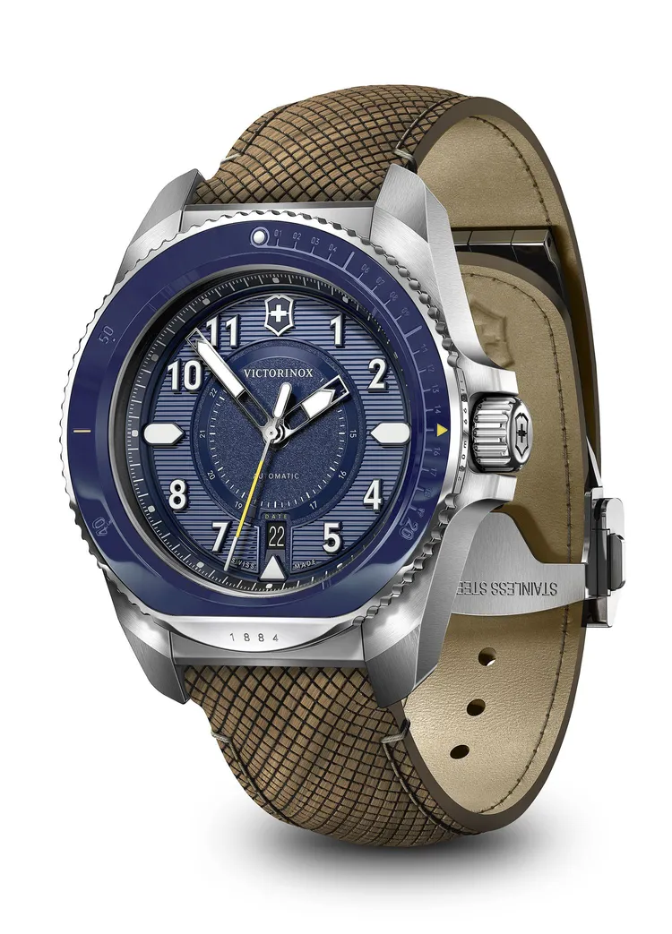 Journey 1984系列自動機械腕錶配備獨特木頭皮革錶帶，並另附一條巷膠錶帶，3萬6800元。品牌提供