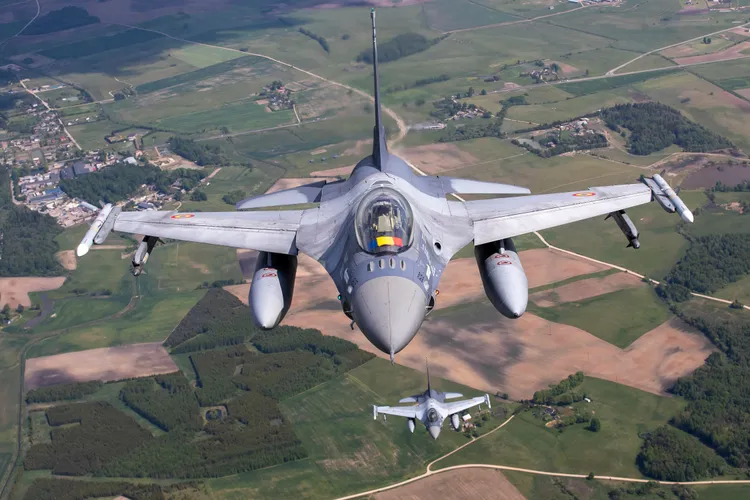 羅馬尼亞國旗為藍黃紅3色，有該旗幟者為羅國F-16。美聯社