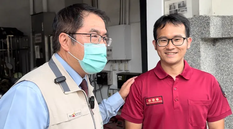 南市長黃偉哲前去慰問警消黃偉哲。市府提供