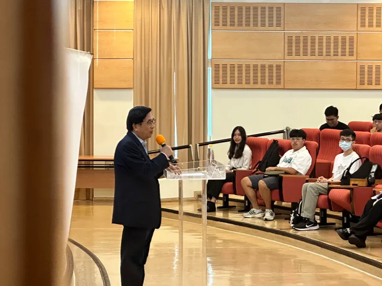 陳水扁面對學生演講。潘袁詩羽攝