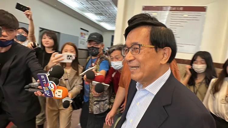 陳水扁面對媒體提問皆不發一語。潘袁詩羽攝