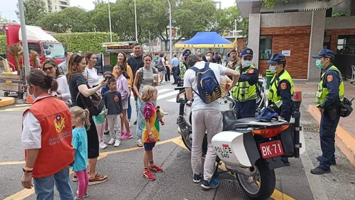 台北美國學校春季美食節重新登場 士林警交通安全宣導與師生互動