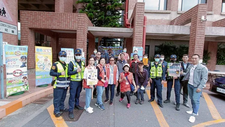 士林分局交通安全宣導團結合校園活動，擴大交通安全宣導。翻攝畫面