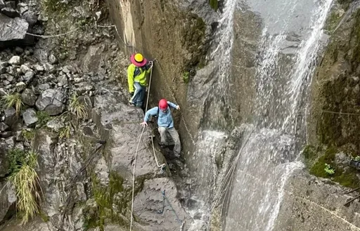 大雨崩塌炸出水瀑!20登山客受困阿里山眠月線