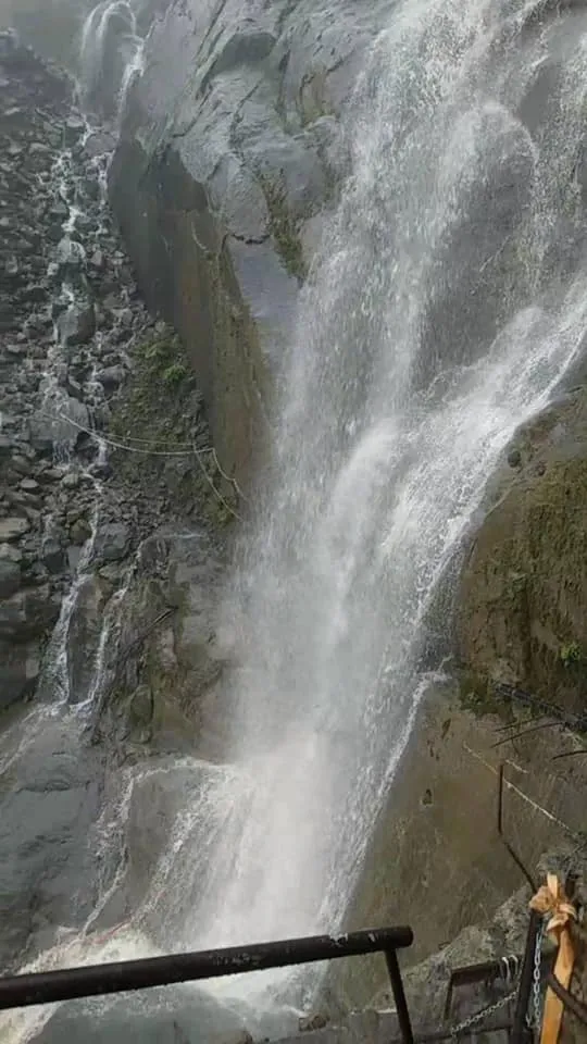 阿里山昨大雨，眠月線明隧道出現水瀑，阻礙通行。阿里山國家森林遊樂區提供