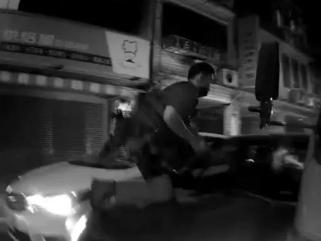 警員果斷跳上車強力破窗。桃園警分局提供