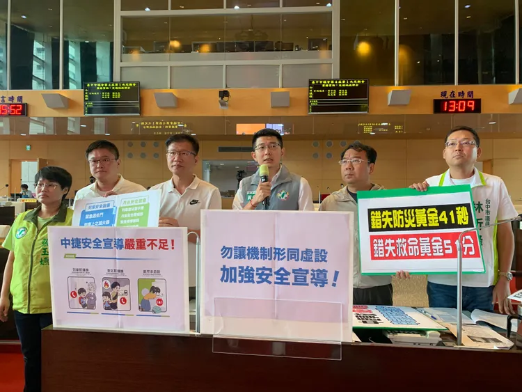 黃守達等多名議員要求中捷公司對緊急按鈕等設備，加強向乘客宣導。黃守達辦公室提供