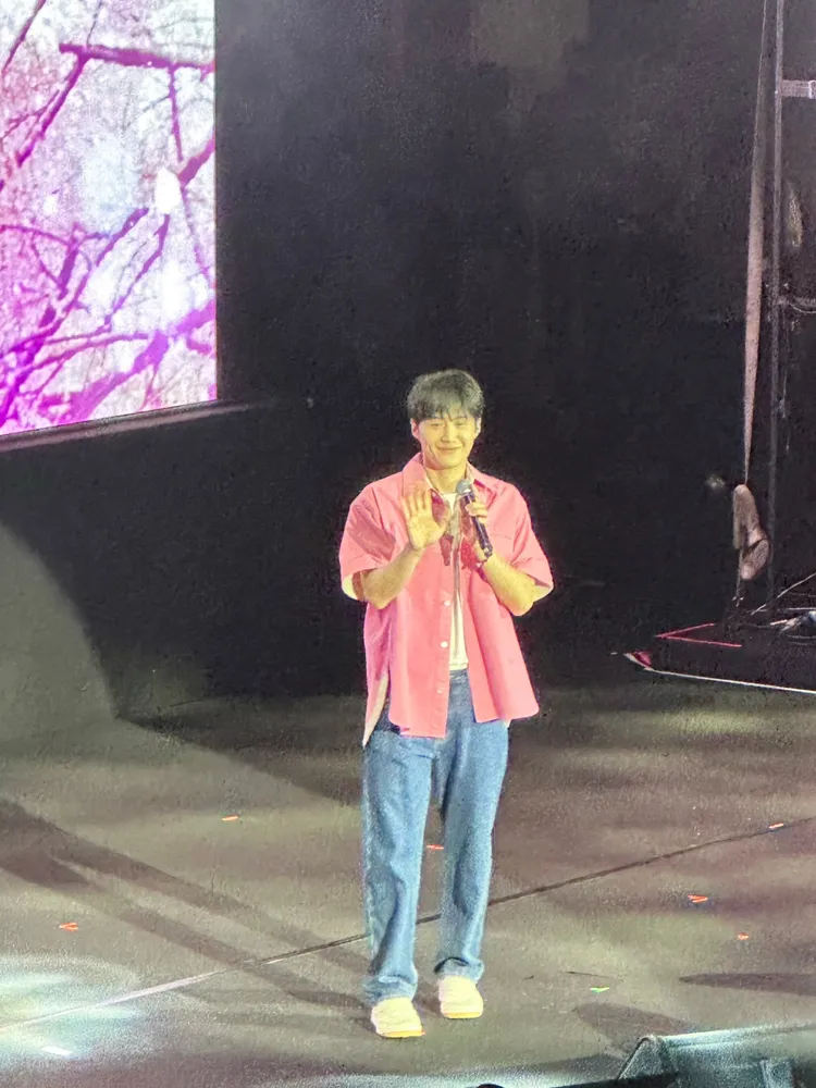 金宣虎換上第2套粉紅服裝，演唱自己的歌曲《Reason》。讀者提供