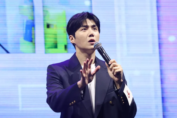 金宣虎感謝粉絲的Q版T恤，但表示自己有代言品牌，公開場合可能無法穿。鄭孟晃攝