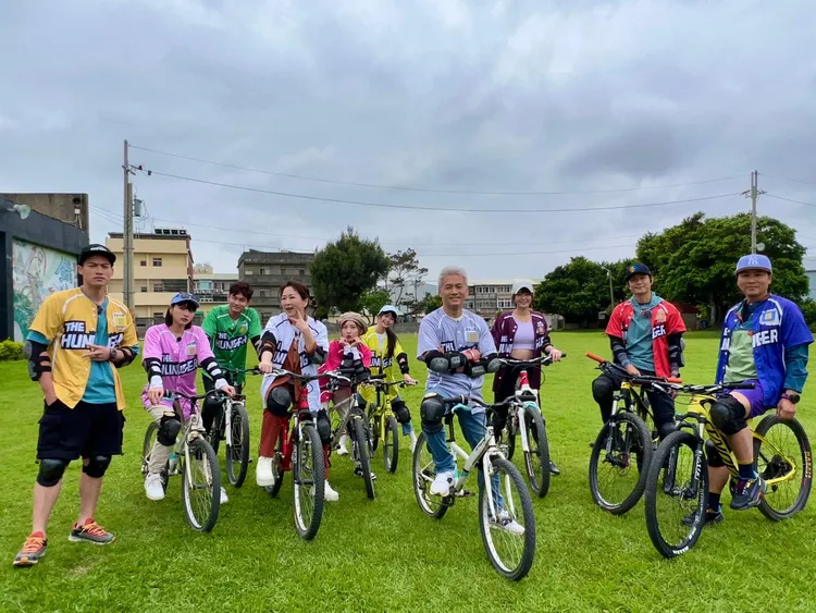 薛紀綱（右四）爆出偷吃前到台中錄《飢餓遊戲》，恐怕是近期最後一個通告。翻攝薛紀綱臉書