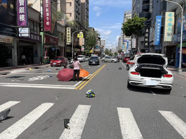 警方到場處理劉姓男大生車禍事故。讀者提供