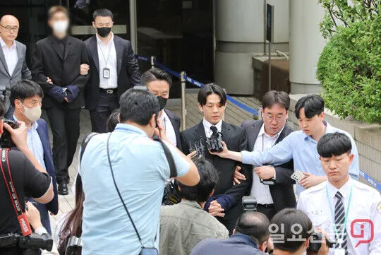 劉亞仁的男密友崔河那走在後頭，被執法人員架住。翻攝iyo新聞