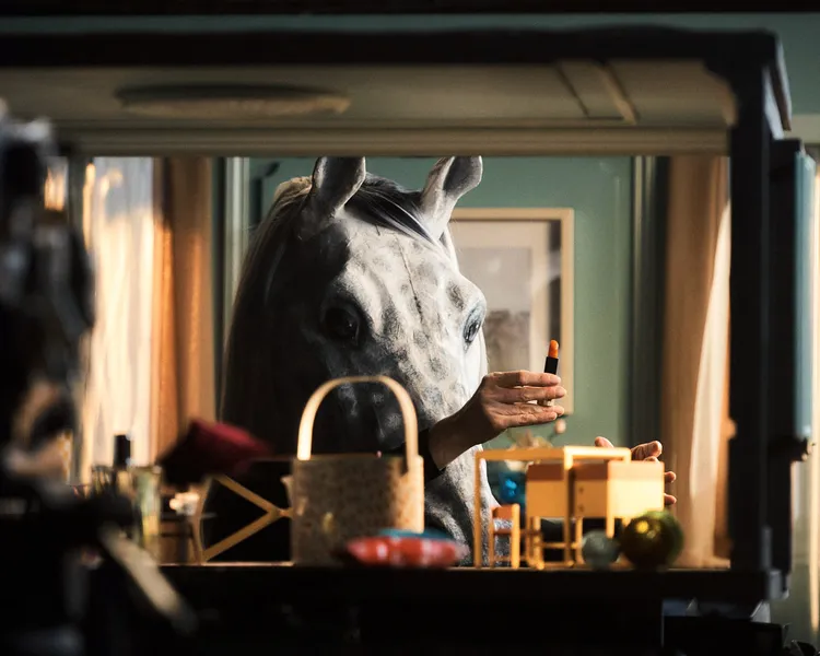 第四幕「The Anamorphosis錯視幻影」巧玩鏡頭前後景遠近距離的趣味。品牌提供