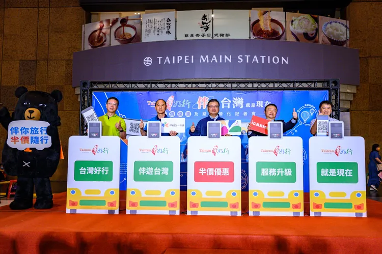 搭乘全台45條台灣好行路線，即享不分平假日票價半價優惠。觀光局提供