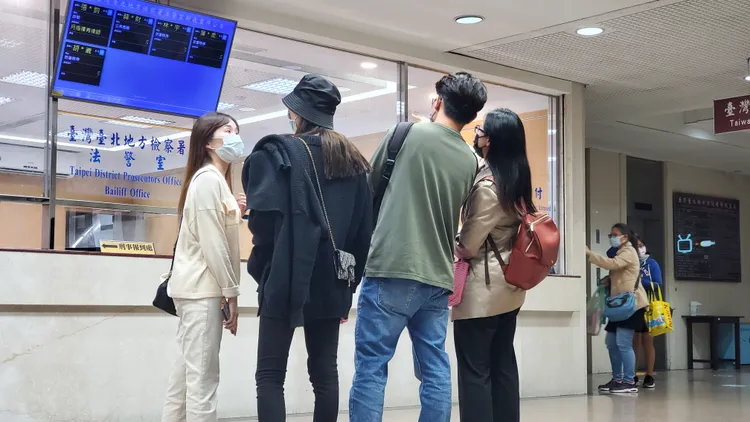 鍾佳醍被交保後，還有集團成員及友人在法警室外等候男友張智鈞。呂志明攝