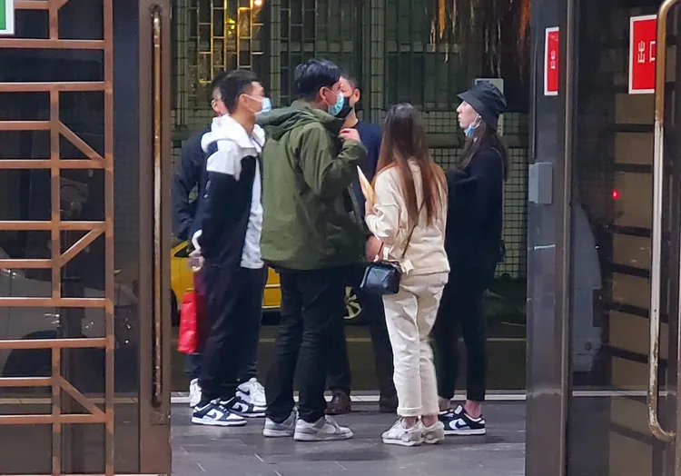 鍾佳醍與男友及集團成員在交保後，仍在北檢門外商議。呂志明攝