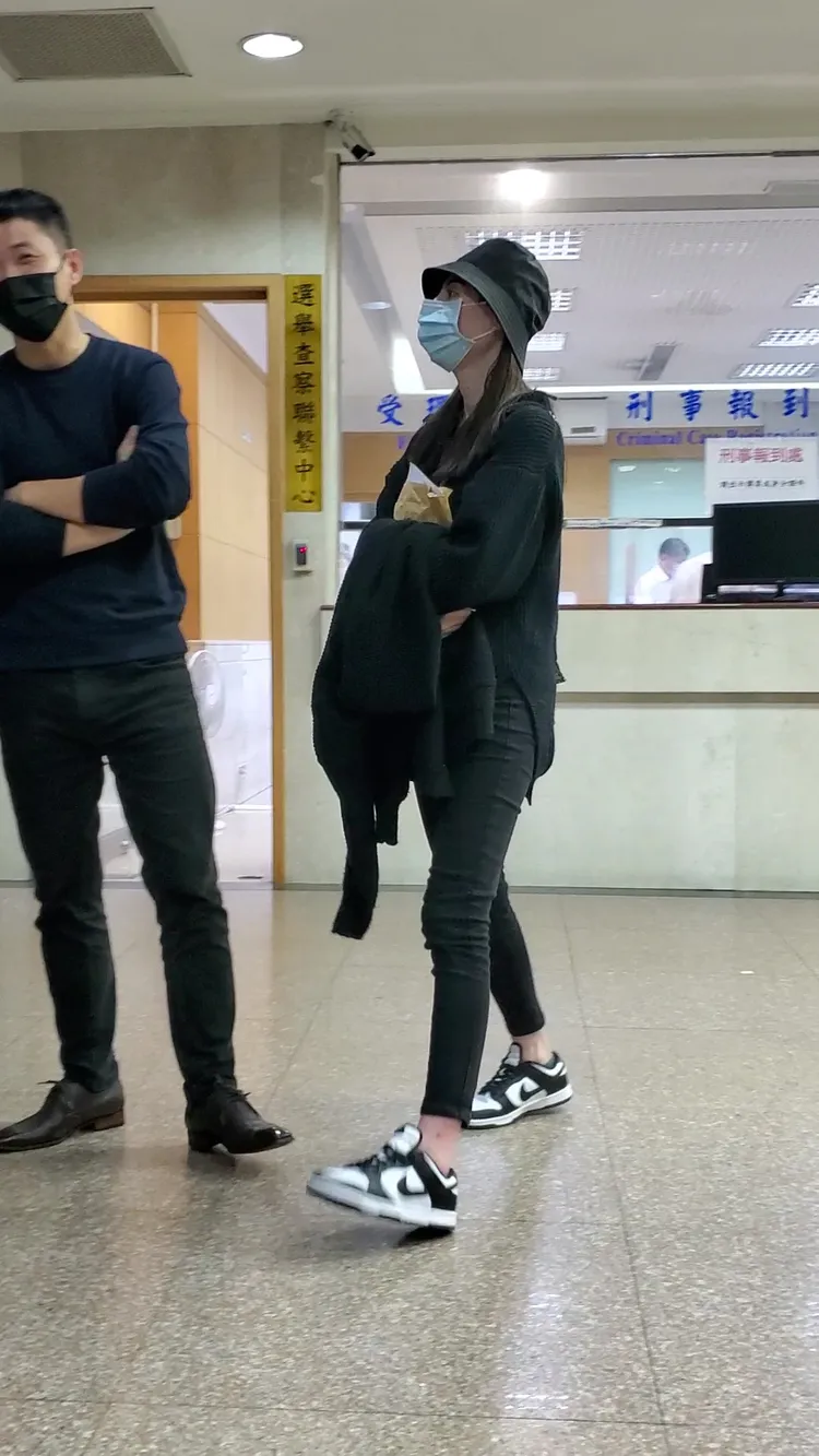 鍾佳醍交保後在北檢法警室外徘徊。呂志明攝