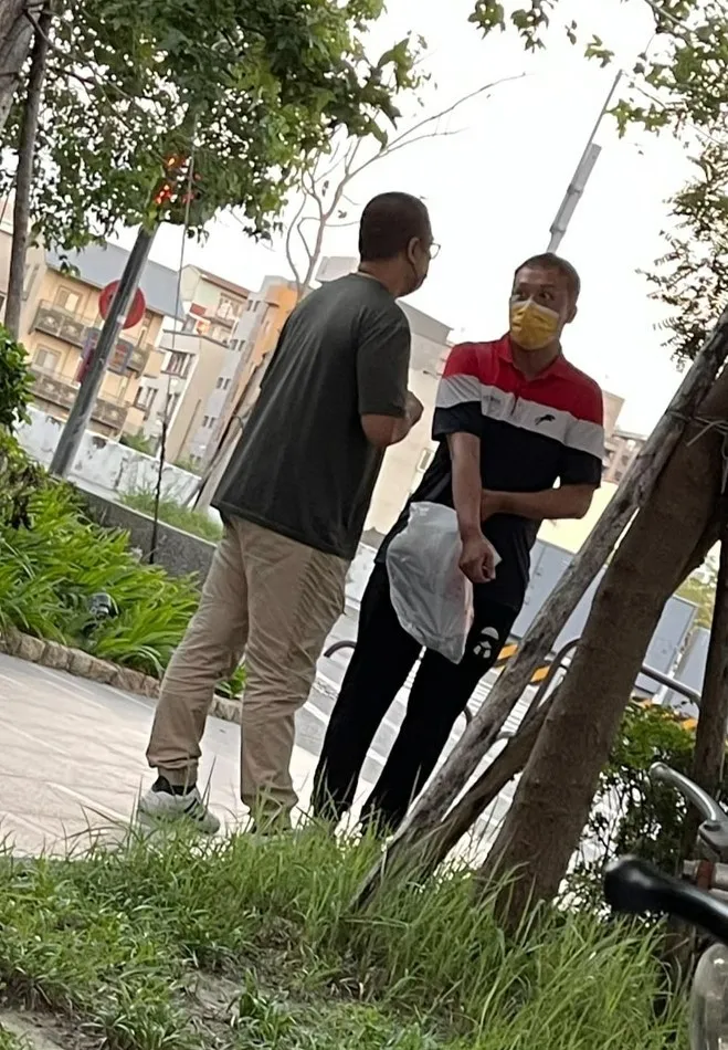 死者生母質疑，夏男（右）刻意換裝到墜樓處，還像個路人未主動關切。讀者提供