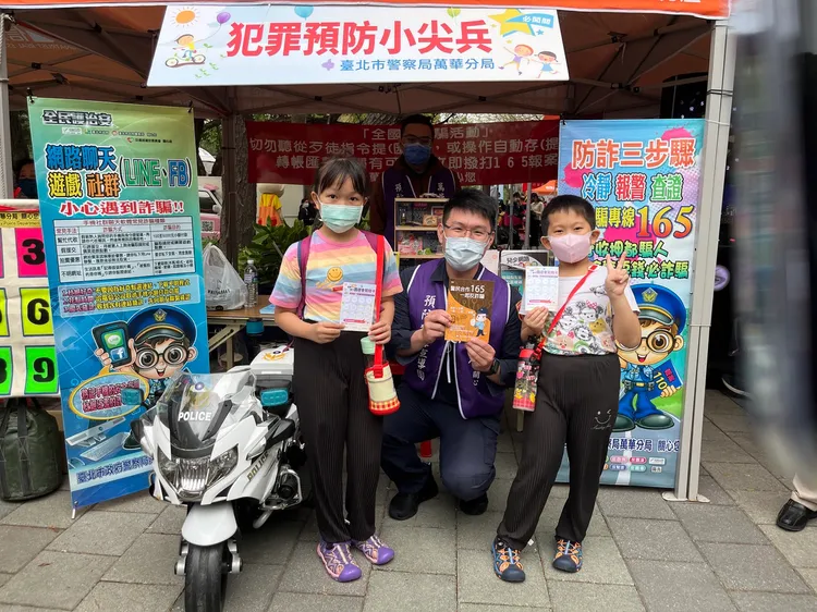 警方於現場提供小型警用哈雷機車，供小朋友騎乘拍照打卡。翻攝畫面