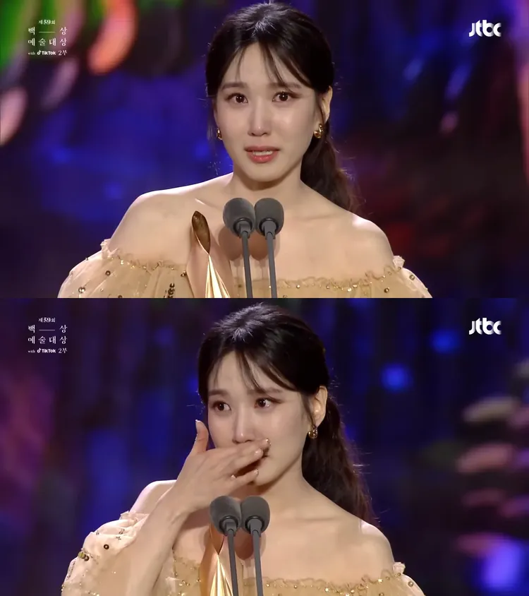 朴恩斌上台講感言時，忍不住頻頻拭淚。翻攝YouTube