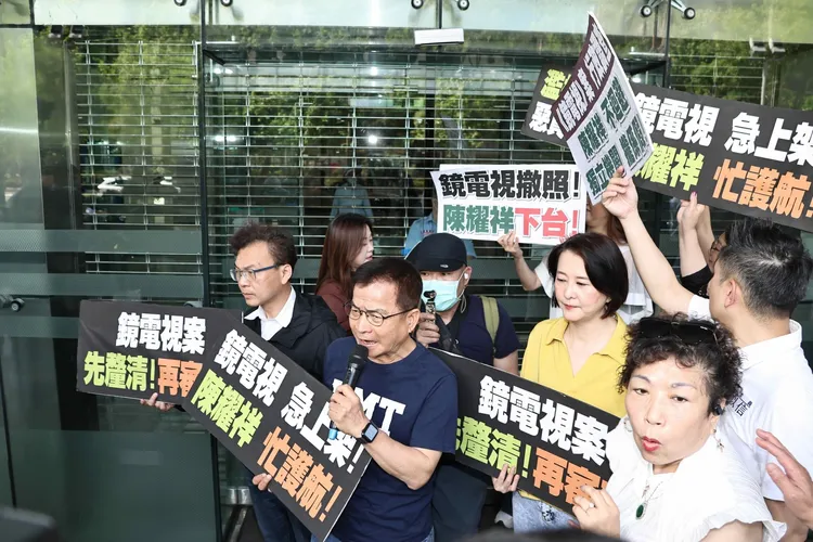 國民黨立委洪孟楷不滿怒吼「上班時間關什麼鐵門，是要做什麼黑箱作業」。施昂強攝