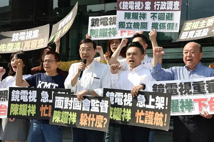 藍委原本要在立法院發動甲動，但因NCC主委陳耀祥請假，一群人移師NCC大門。施昂強攝