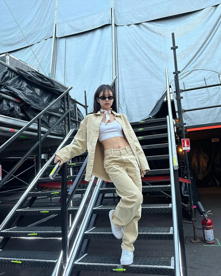 Jennie近日於墨西哥演場會舞台上，便提前「劇透」了Calvin Klein聯名系列中的90s版型牛仔褲及丹寧襯衫。翻攝jennierubyjane IG