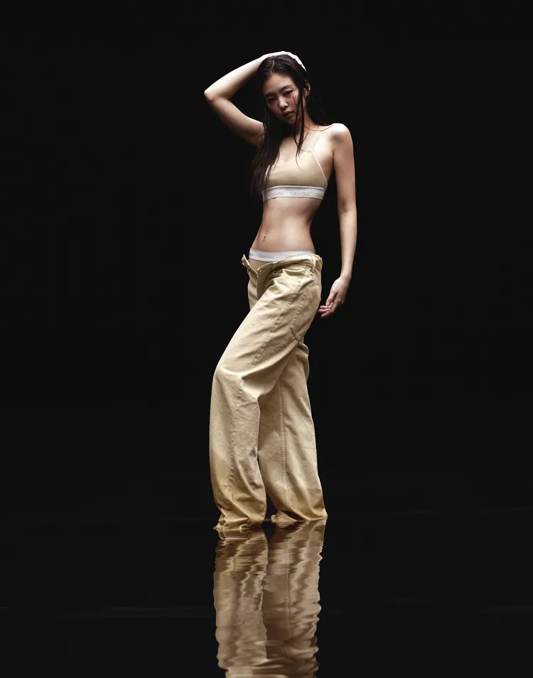 「Jennie for Calvin Klein」聯名系列由丁香紫、粉藍和沙漠棕穿插經典黑白色調所組成。品牌提供